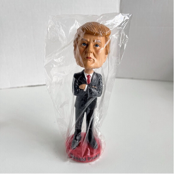 NIB - Donald Trump Bobblehead, 45th President of the United States. - Picture 8 of 15